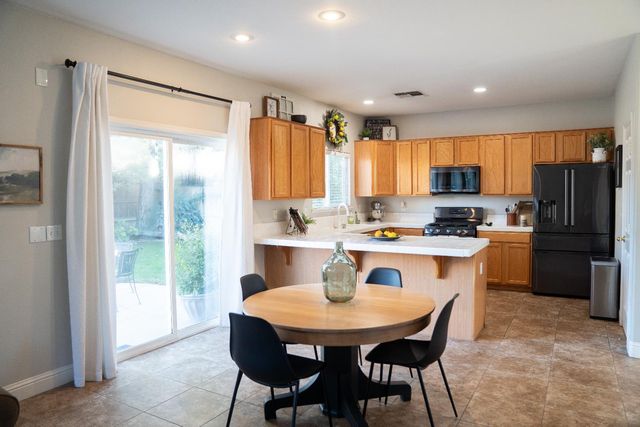 1606 Symphony Ln, Hughson, CA 95326