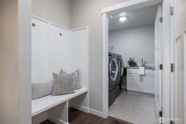 930 Rainier Loop, Mount Vernon, WA 98274