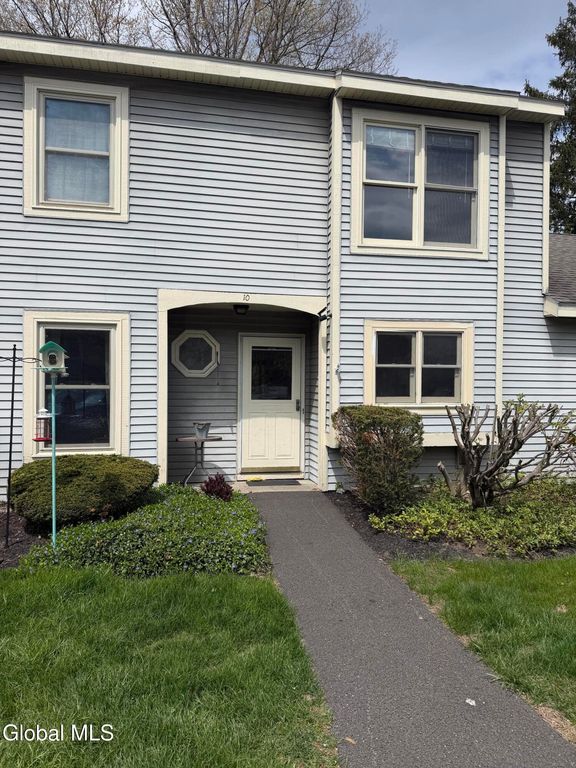 10 Bennington Way, Halfmoon, NY 12065