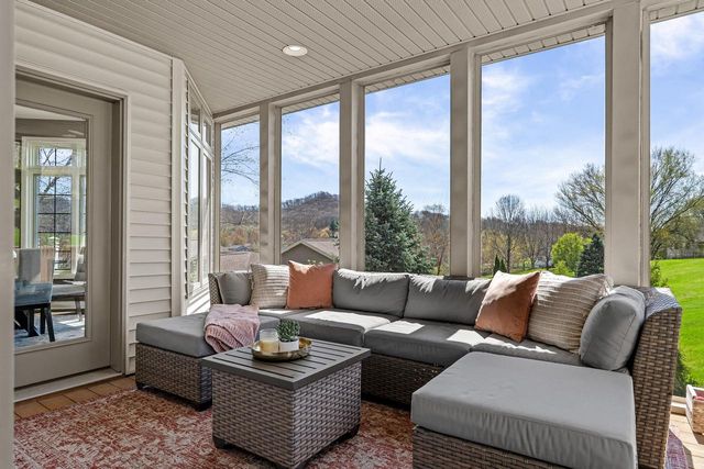 1892 Wood Run PLACE, Onalaska, WI 54650