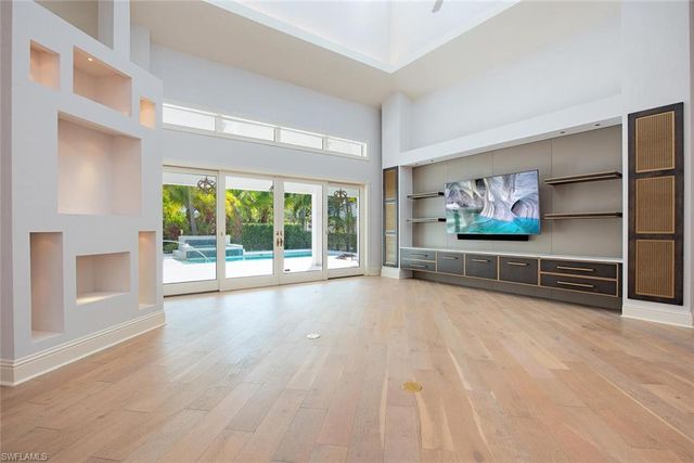 180 7th AVE S, Naples, FL 34102