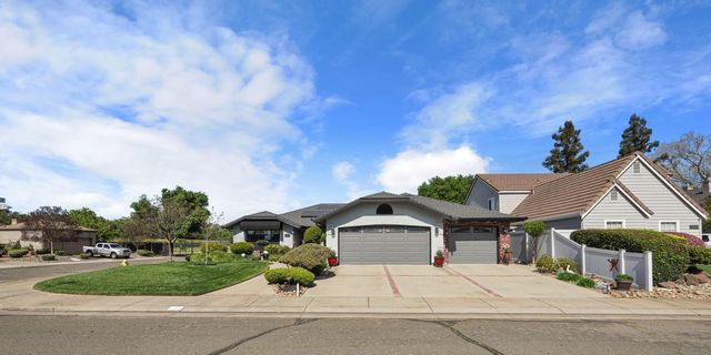 101 Mokelumne River Dr, Lodi, CA 95240