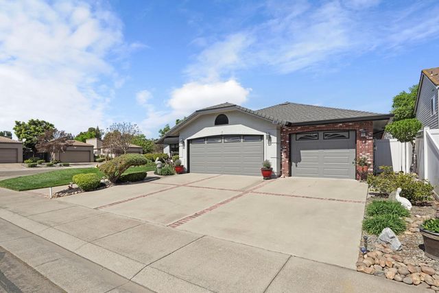 101 Mokelumne River Dr, Lodi, CA 95240