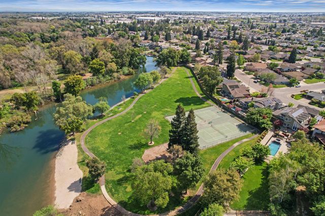 101 Mokelumne River Dr, Lodi, CA 95240