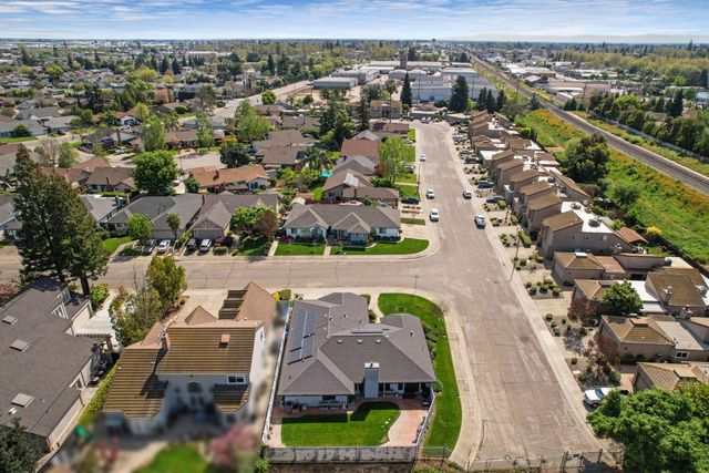 101 Mokelumne River Dr, Lodi, CA 95240