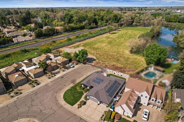 101 Mokelumne River Dr, Lodi, CA 95240