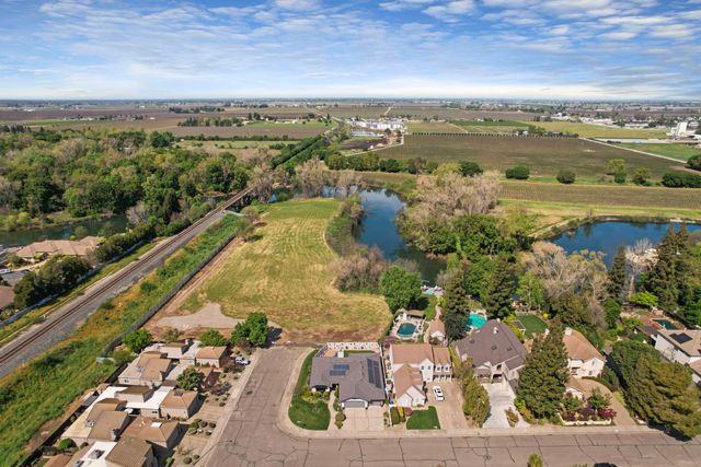 101 Mokelumne River Dr, Lodi, CA 95240
