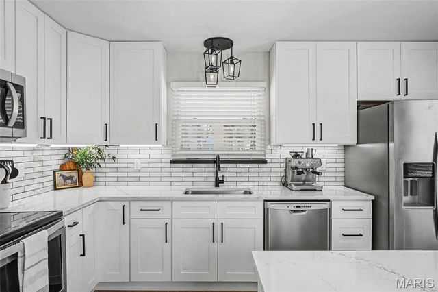 33 Carriage Way W, St Peters, MO 63376