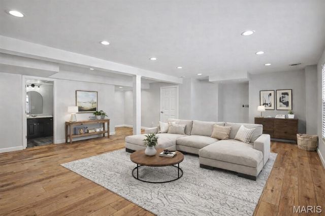 33 Carriage Way W, St Peters, MO 63376