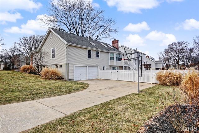 33 Carriage Way W, St Peters, MO 63376