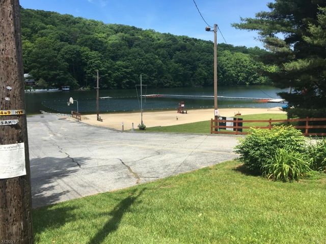 26 White Birch Trl, Jefferson Twp., NJ 07460