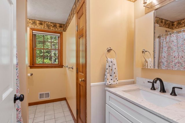 116 Island Rd, Lunenburg, MA 01462