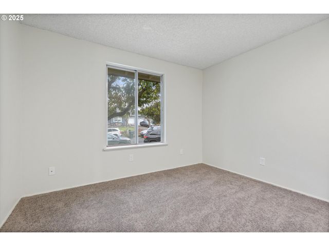 3210 Ne 2ND Ct, Gresham, OR 97030