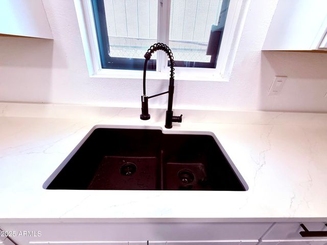 1009 E CHIPMAN Road, Phoenix, AZ 85040