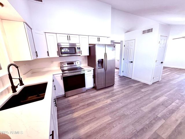 1009 E CHIPMAN Road, Phoenix, AZ 85040