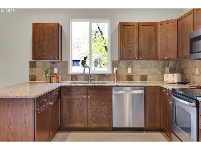 654 N GARDEN Way, Eugene, OR 97401