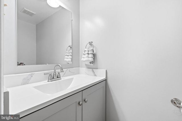 4871 NASH DR, Fairfax, VA 22032