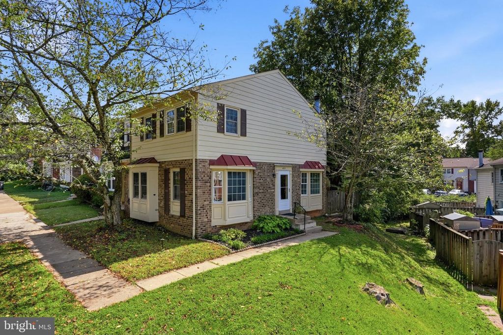 4871 NASH DR, Fairfax, VA 22032