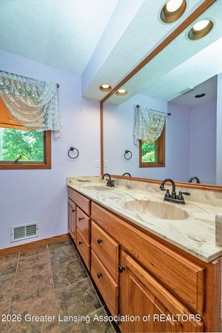 10471 N Royston Road, Grand Ledge, MI 48837