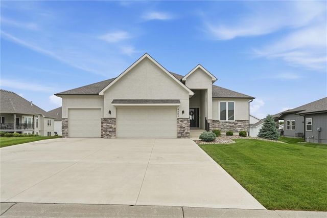 4205 NE Chapel Manor Drive, Lee's Summit, MO 64064