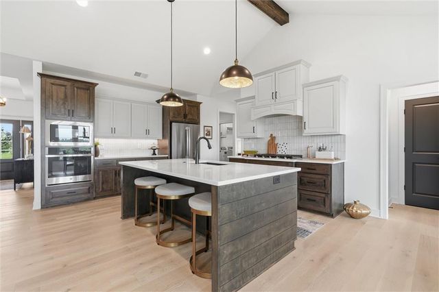 4205 NE Chapel Manor Drive, Lee's Summit, MO 64064