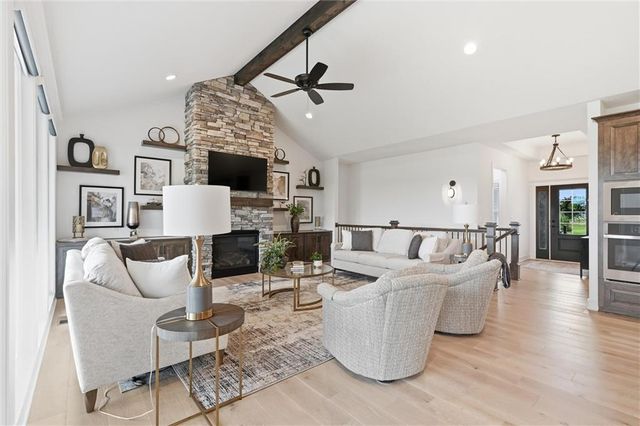 4205 NE Chapel Manor Drive, Lee's Summit, MO 64064
