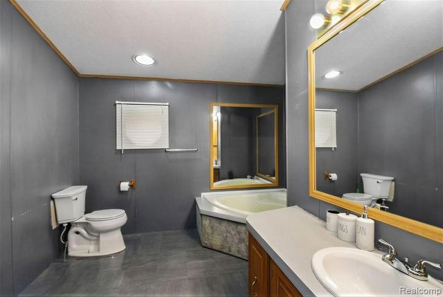 372 Holly Glen, Monroe, MI 48161