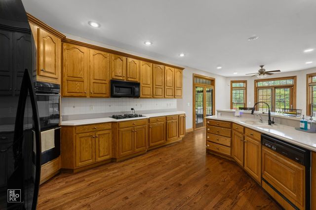 6709 Oakwood Manor Drive, Crystal Lake, IL 60012