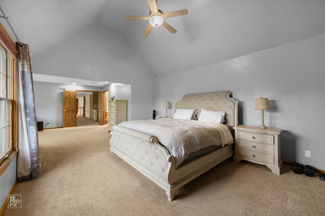 6709 Oakwood Manor Drive, Crystal Lake, IL 60012