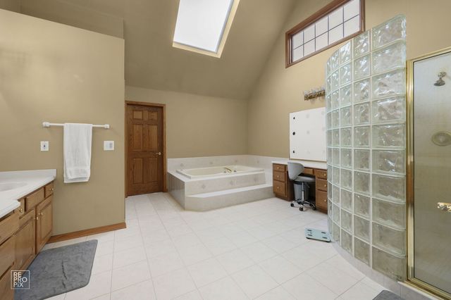 6709 Oakwood Manor Drive, Crystal Lake, IL 60012