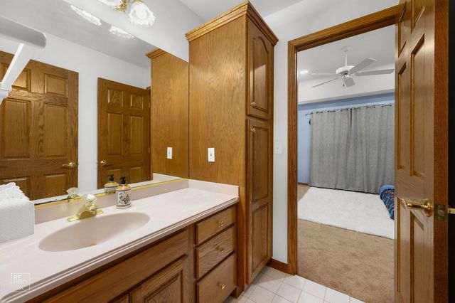 6709 Oakwood Manor Drive, Crystal Lake, IL 60012