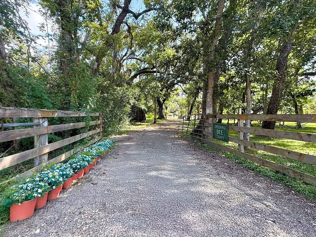 209 River Road, Angleton, TX 77515