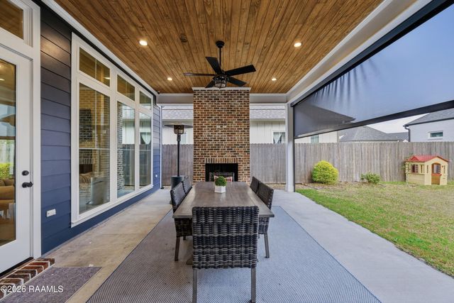 102 Harvest Creek Lane, Lafayette, LA 70508