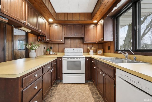 0690 E 635 S - Dallas Lake., Wolcottville, IN 46795