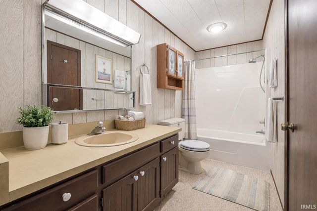 0690 E 635 S - Dallas Lake., Wolcottville, IN 46795