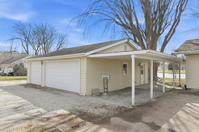 0690 E 635 S - Dallas Lake., Wolcottville, IN 46795