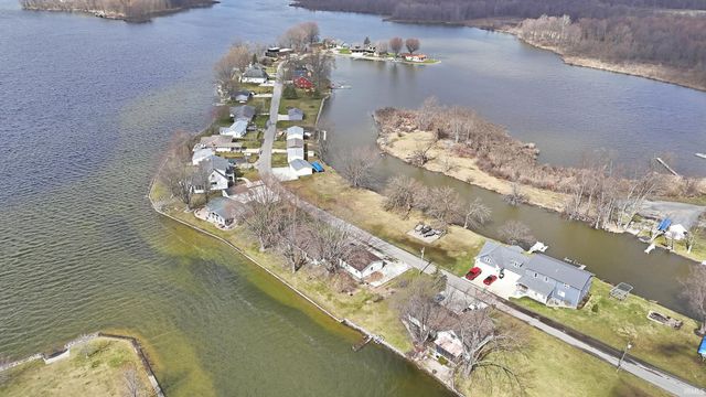 0690 E 635 S - Dallas Lake., Wolcottville, IN 46795