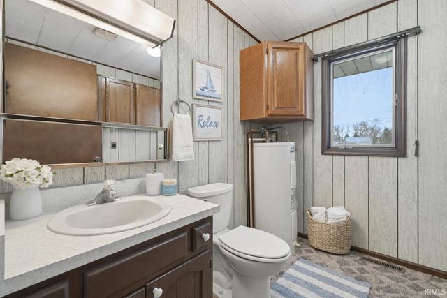 0690 E 635 S - Dallas Lake., Wolcottville, IN 46795