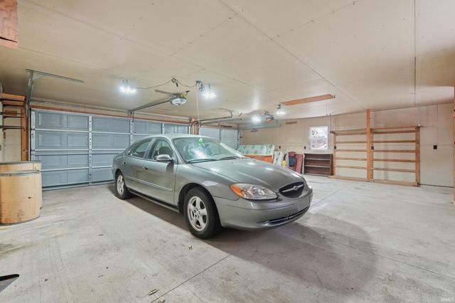 0690 E 635 S - Dallas Lake., Wolcottville, IN 46795