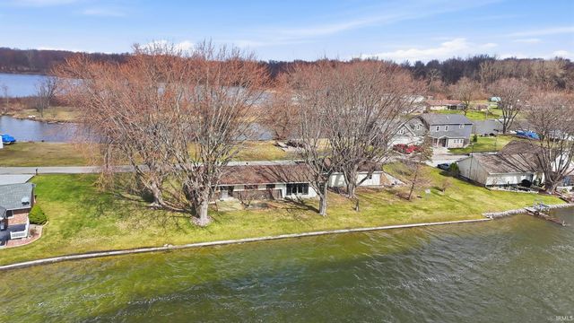 0690 E 635 S - Dallas Lake., Wolcottville, IN 46795