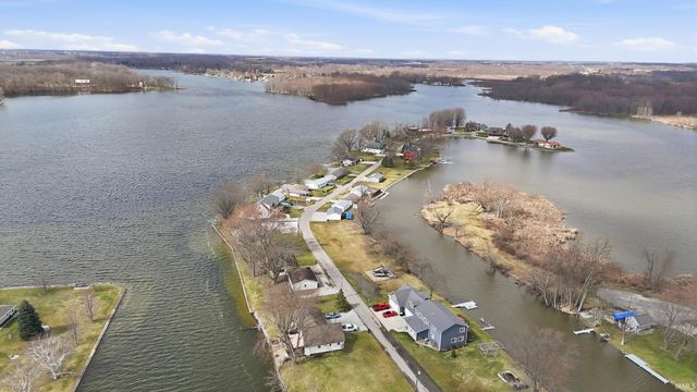 0690 E 635 S - Dallas Lake., Wolcottville, IN 46795