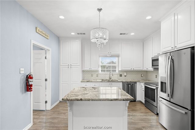 6305 Whitetail Lane, Bryan, TX 77808