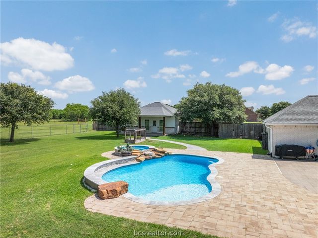 6305 Whitetail Lane, Bryan, TX 77808