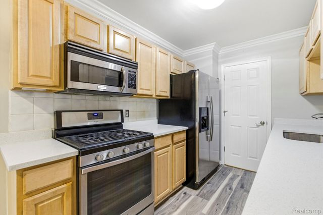 33751 Bayview Drive, Chesterfield Township, MI 48047