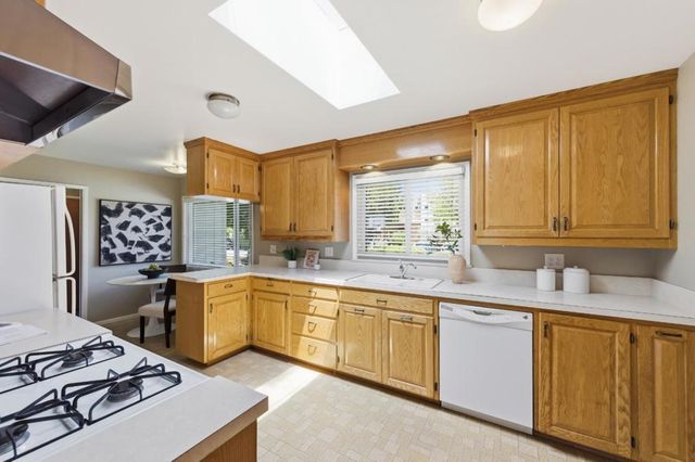 221 W Floresta Way, Portola Valley, CA 94028