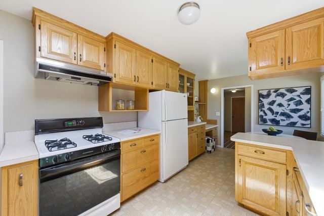 221 W Floresta Way, Portola Valley, CA 94028