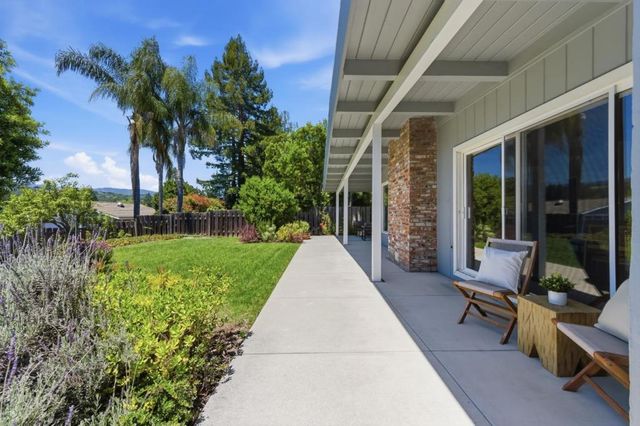 221 W Floresta Way, Portola Valley, CA 94028