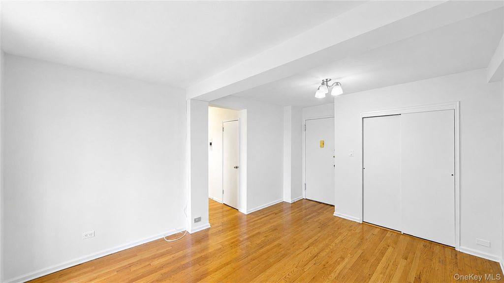 60-11 Broadway 3L, Woodside, NY 11377 — photo 2