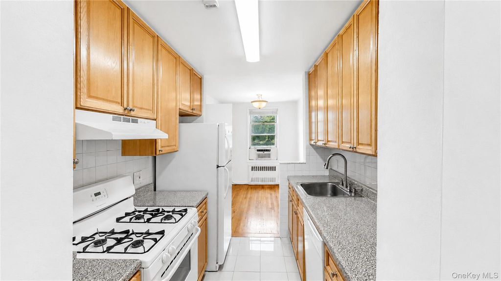 60-11 Broadway 3L, Woodside, NY 11377 — photo 3