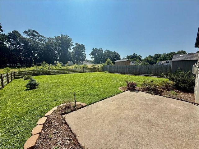 1494 Land Grove Drive, Kernersville, NC 27284